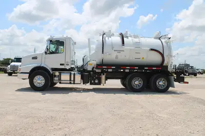 Used 2019 VOLVO VHD64B200 Vacuum Truck Texas US | Roll Off Truck World #1491991