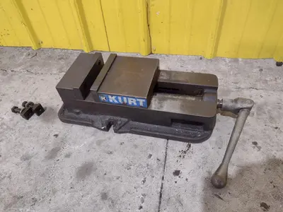 6" KURT MODEL #D675 PRECISION MACHINE VISE W/ SWIVEL HANDLE: STOCK #23448