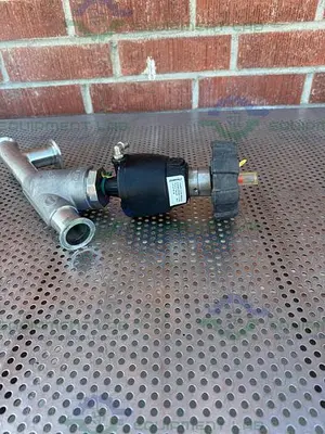 USED GEMU 554/40/D55345 PNEUMATIC ANGLE SEAT GLOBE VALVE W/ 1 1/2" SANITARY FITTING