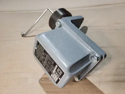NEW SQUARE D 9037