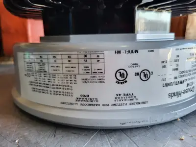NEW CROUSE-HINDS VMV7L/UNV1