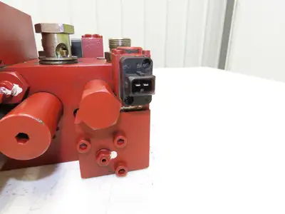 Linde BR 335 Hydraulic 3-Spool Forklift Mast Control Valve Removed From E18C-02