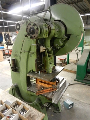 USED SCHULER 32 TON