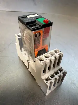 USED Schneider Schneider Relay 792XDXM4L-120A / 70-782E14-1 Base