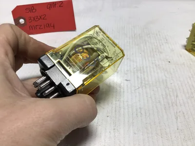 IDEC RR2BA-UL AC120V 25X21 LOT OF 2