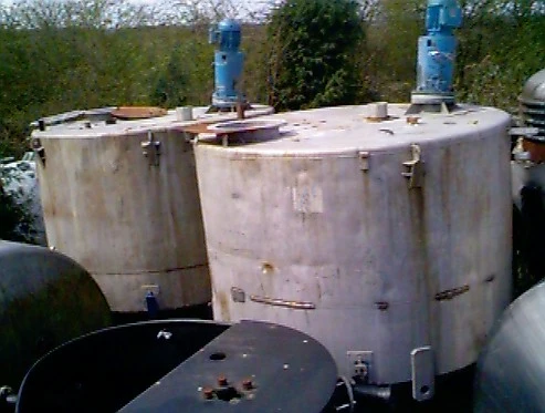 7500 L S/S Vertical Enclosed Mixing Tank