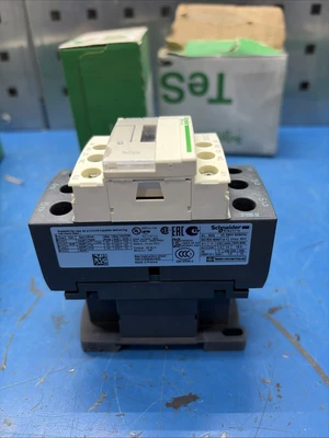 NEW Schneider Electric LC1D32F7