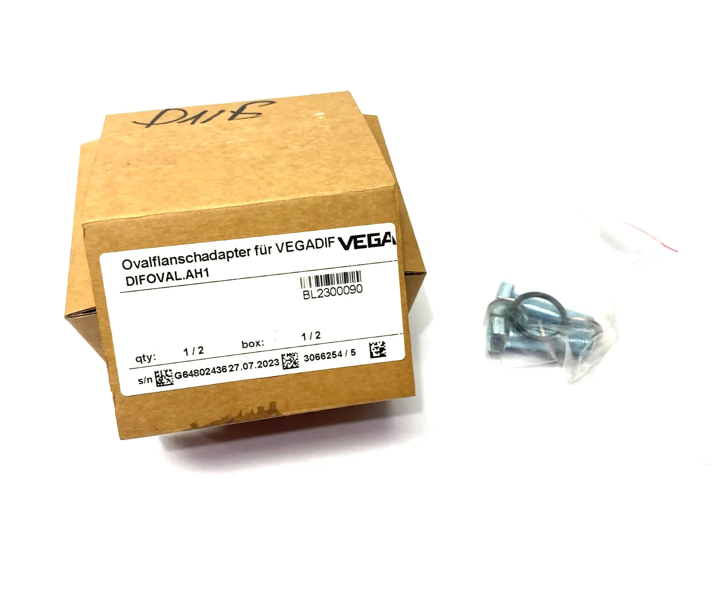 NEW VEGA OVAL FLANGE ADAPTER W/ HARDWARE KIT