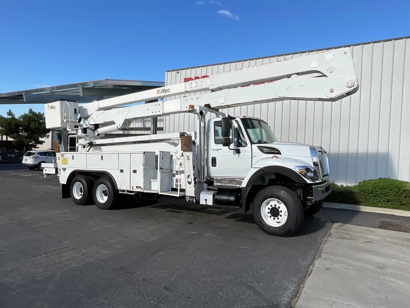Used 2012 INTERNATIONAL 7400 Bucket (boom) trucks California US | Big Truck & Equipment #1412197