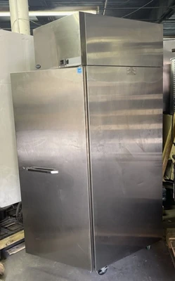 174-0027 Norlake NR241SSS/0 27 1/2" 1 Door Reach In Self Contained Cooler