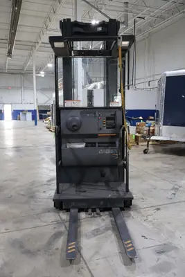 CROWN SP3420-30 STAND-UP ELECTRIC ORDER PICKER LIFT TRUCK | Levy Recovery Group (2)