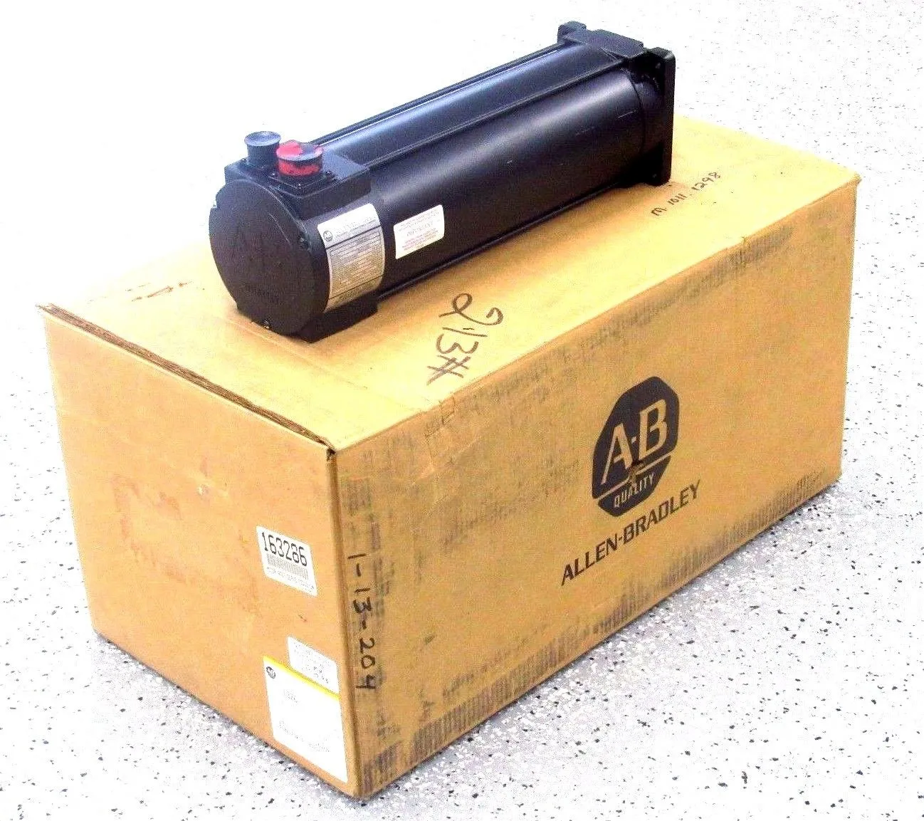 NEW ALLEN BRADLEY 1326AB-B3E-11-3396F SERVO MOTOR 1326ABB3E113396F