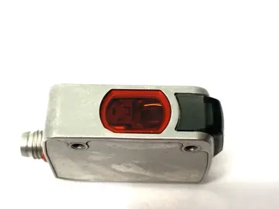 USED KEYENCE SELF-CONTAINED CMOS DISTANCE BASED LASER SENSOR, 3-PIN 250MM