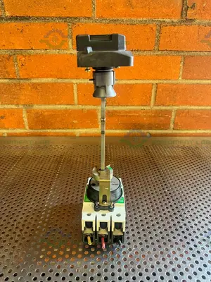 Used CUTLER HAMMER GI 125 MOLDED CASE CIRCUIT BREAKER W/ ON/OFF KNOB Electronics & Components California US | Equipment Lab #1455979