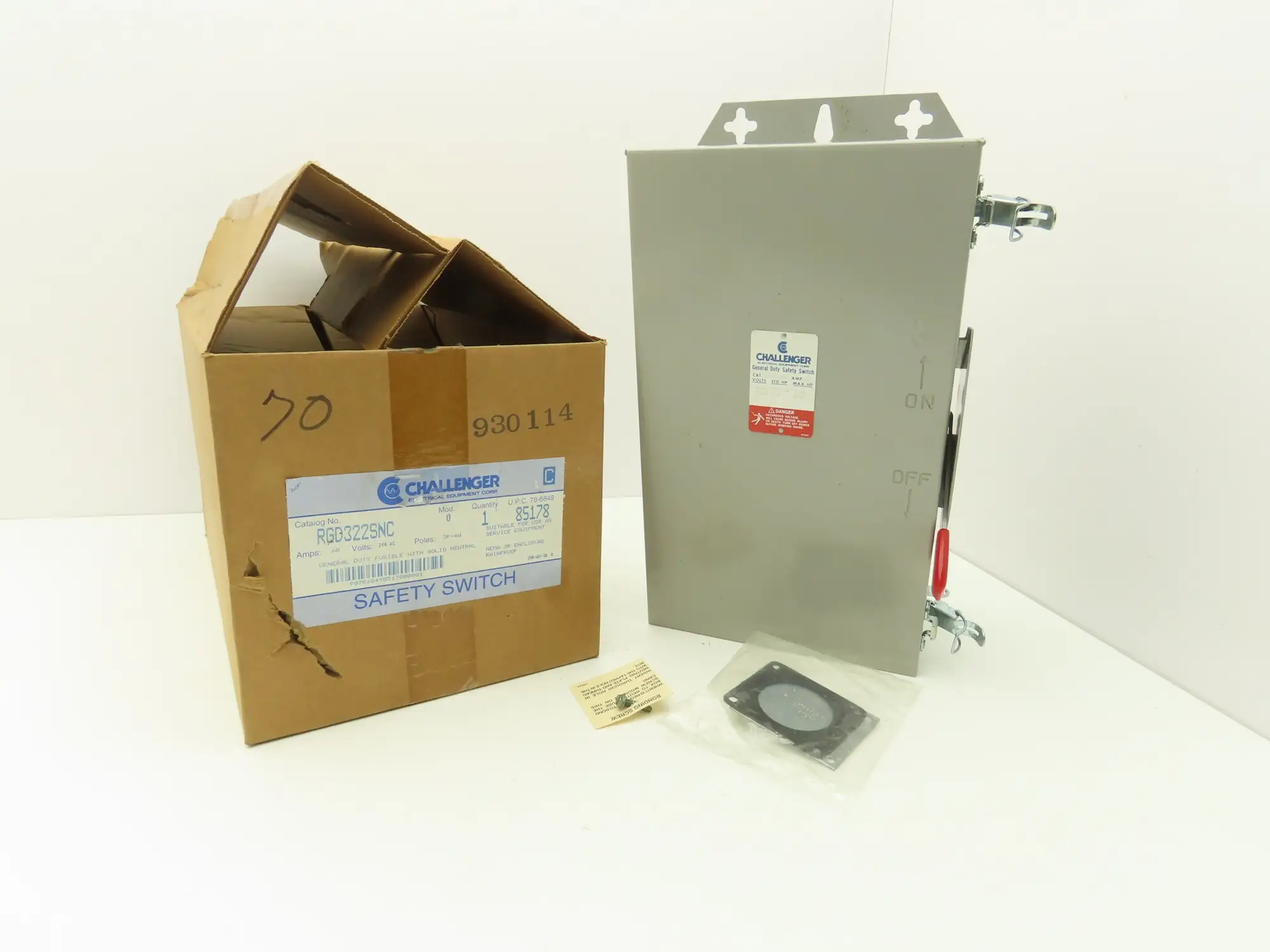 Challenger RGD322SNC Safety Disconnect Switch Fusible 60A 3 Pole 4 Wire 240V