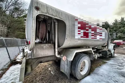 Used 2000 INTERNATIONAL 4900 DT466E Fuel & Lube Trucks Pennsylvania US | Proxy Equipment #1385352