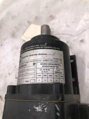Hubbell 2210-132CC13 Pilot Duty Speed Switch 120/240/480VAC 125/250VDC