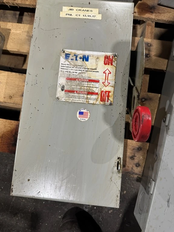 EATON 30AMP FUSIBLE DISCONNECT