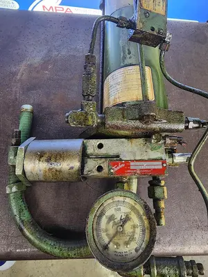 Trabon Lubriquip MSA10 Pneumatic Grease Pump / Reservoir MSA 10
