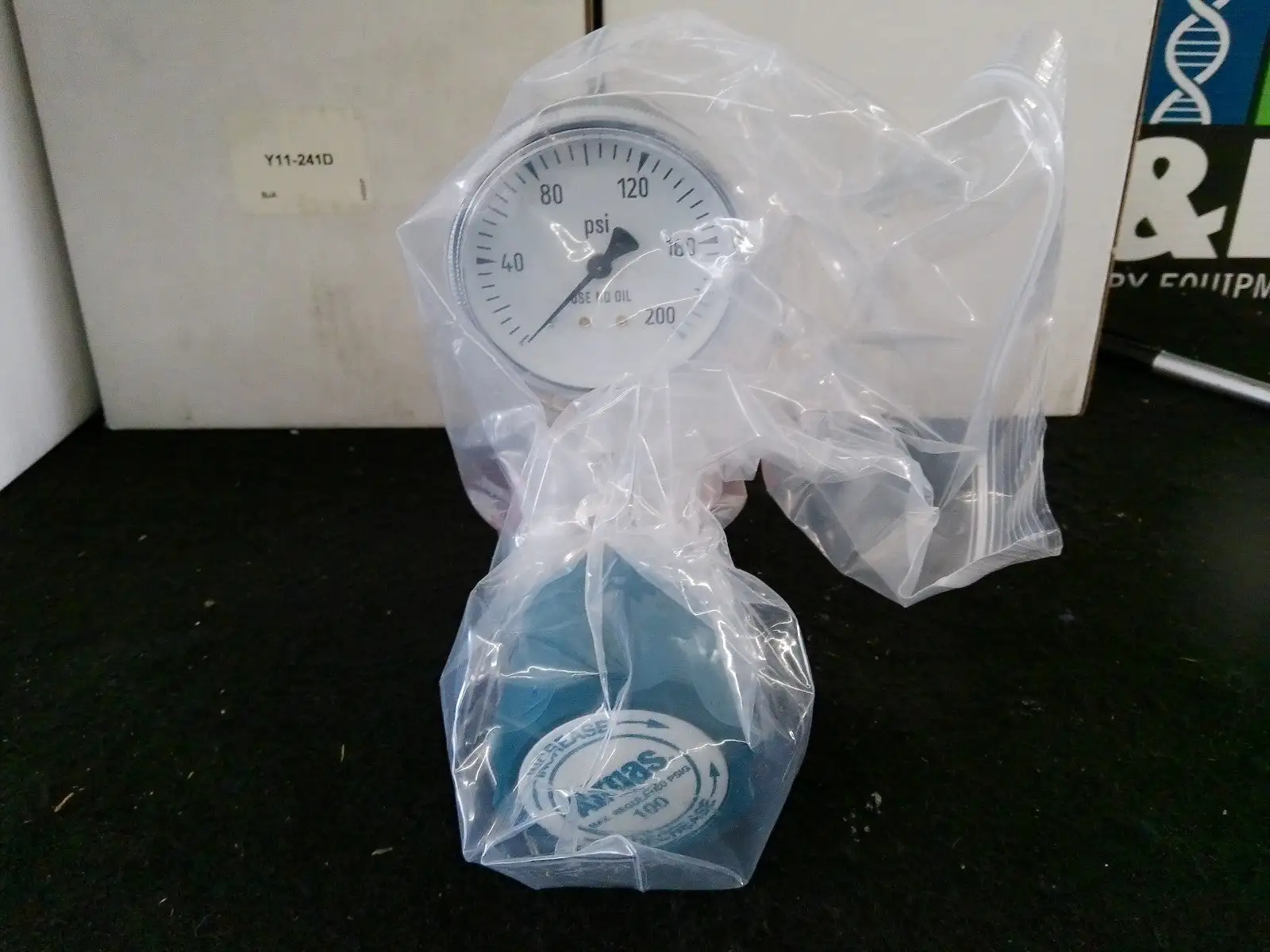 Airgas Y11-241D Gas Regulator Max Inlet 1200PSI, Guage 0-200PSI (Lot of 4)