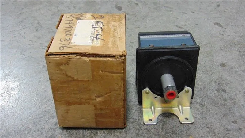 United Electric Model 376 J300 Pressure Switch 0-500 PSI New NIB