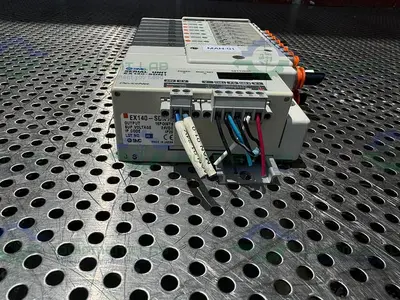 USED SMC EX140-SDN1 INTERFACE SERIAL UNIT W/ LOT OF 8 SMC SQ1A31Y-5-N7 SOLENOID VALVE