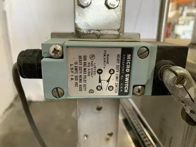Pneumatic Press on Chain Conveyor