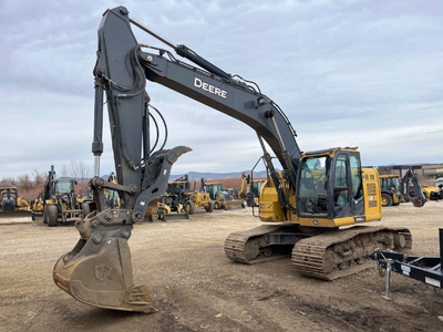 USED 2017 Deere 245G LC