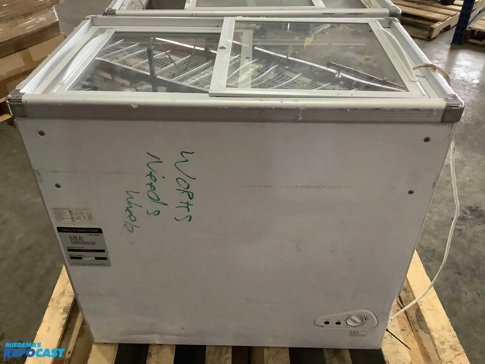 MMI Refrigeration CLR-CSTM-1001 5.5 cu. Ft chest cooler, 30”x32”x19-3/4”