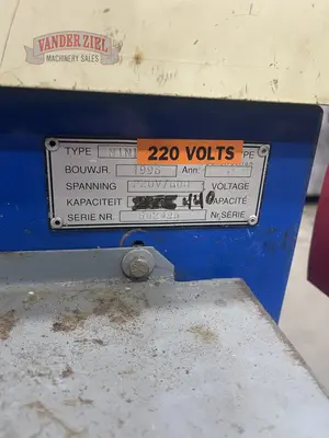 Haco Mini 220/4 8-Ga. x 8.66" Hydraulic Corner Notcher
