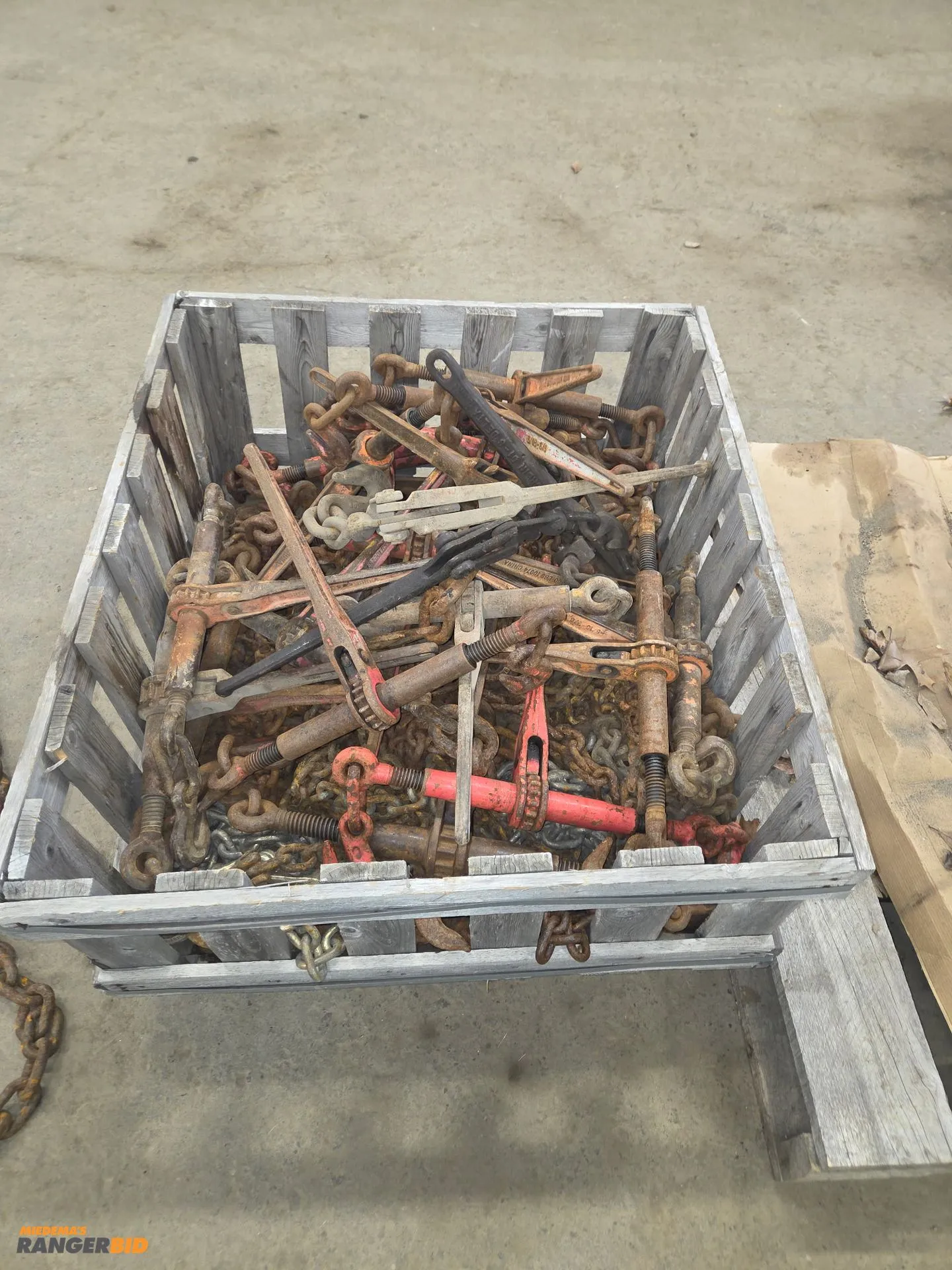 23 binders and numerous 3/8 chains - various lengths