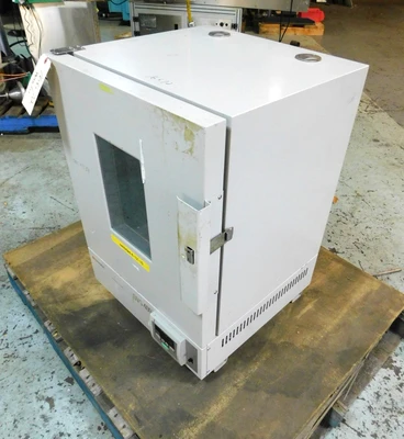 USED YAMATO DRYING OVEN DVS 400