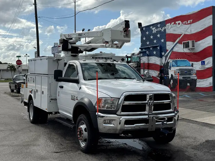 Used 2017 VERSALIFT SST40EIH-02 Bucket (boom) trucks Florida US | Truck and Van Outlet #1509170