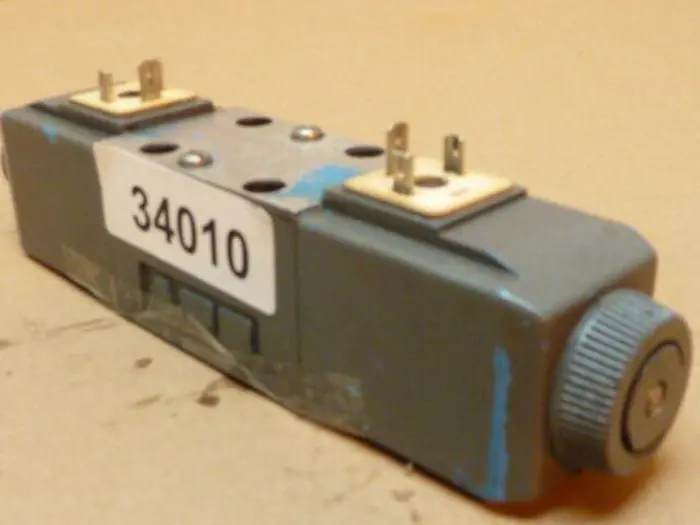 Used VICKERS DG4V-3-6C-M-U-HL7-60 Valves/Fittings Michigan US | Ideal Machinery #608808