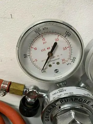 USED AIRGAS 100-1-580-V GENERAL PURPOSE COMPRESSED GAS REGULATOR MAX INLET 3000 PSIG