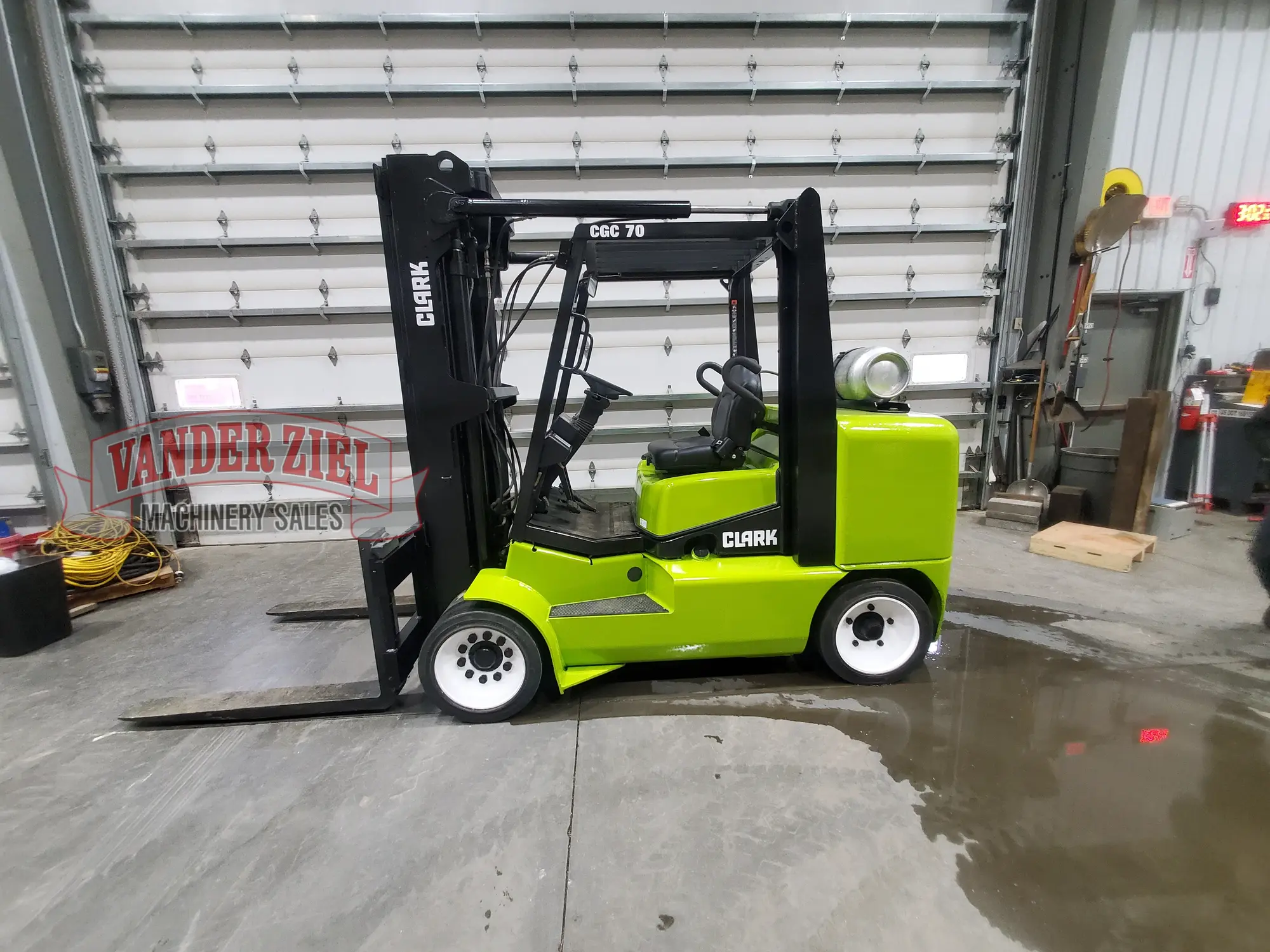 Used 2001 CLARK CGC70 Misc Forklifts Michigan US | Vander Ziel Machinery Sales #480427