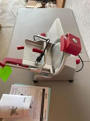 USED 2022 BERKEL EQUIPMENT BERKEL B9-SLC MEDIUM-DUTY GRAVITY FEED MANUAL MEAT SLICER