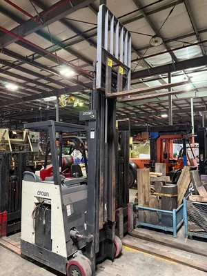 CROWN RC3020-30 Forklifts | ListingHippo (3)