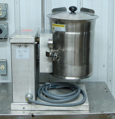 142-0165 Cleveland KET-3-T 3 Gallon Steam Jacketed Tilt Electric Soup Kettle