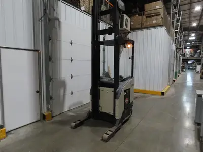 Crown Narrow Aisle Reach Truck Forklift Stand On 36V 3500lbs 5746.2h 25' Lift