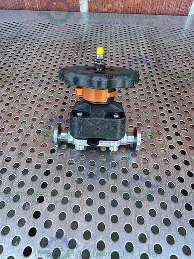 Used ITT PURE FLO 316L STAINLESS STEEL  DIAPHRAGM VALVE W/ 1/2" SANITARY FITTING Valves/Fittings California US | Equipment Lab #485787