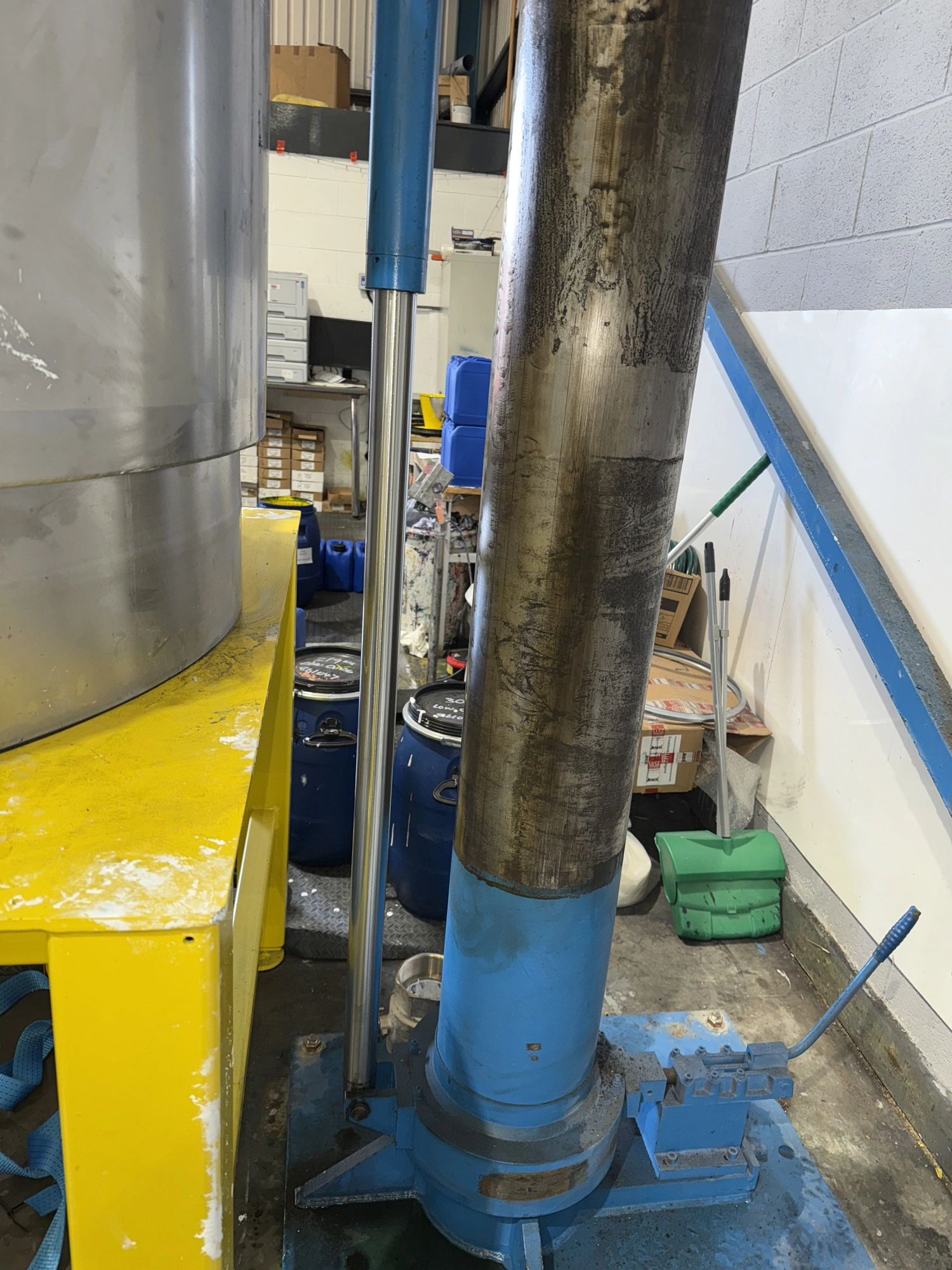 Service / replace existing hydraulic ram