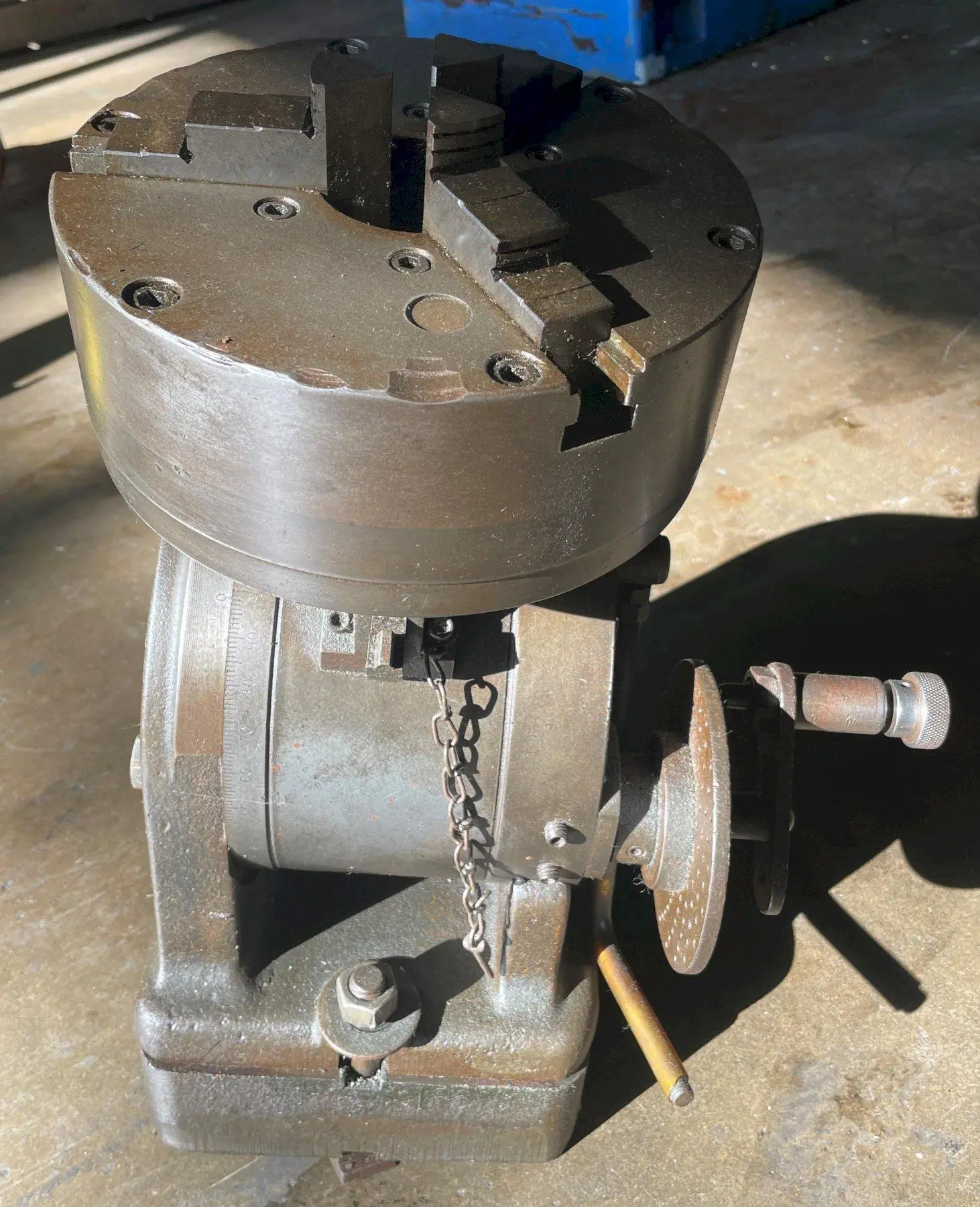 L-W Manual Indexing Dividing Head with 3-Jaw 8-3/4" Chuck