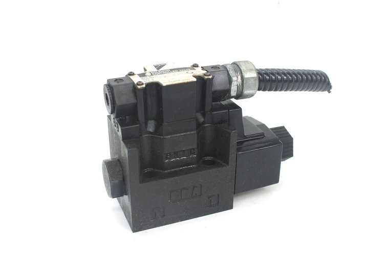 Used DAIKIN KSO-G02-2BA-30-EN Solenoid Valves | Industrial Parts R Us Inc. #365908