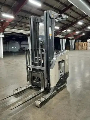 USED 2006 CROWN RR5210-35