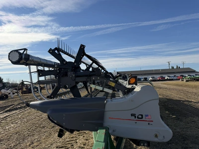 2014 Gleaner model 9250, 35' grain head, shaft driven, Advanced model AWS-2000 wind reel, unit has s...