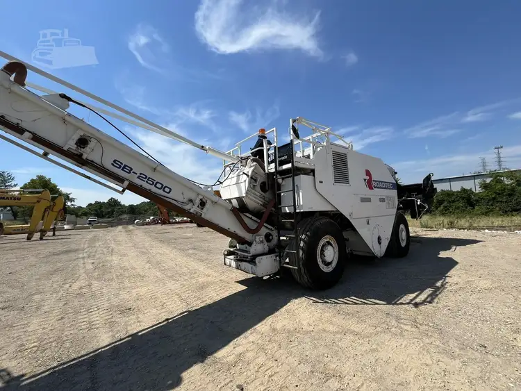 Used 1998 ROADTEC SB2500 Asphalt Pavers Maryland US | Core Equipment Group #1502094
