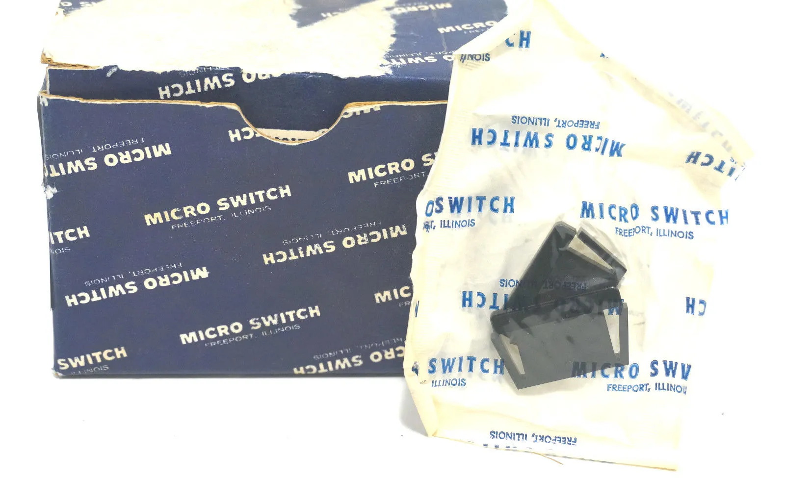 50 NEW MICRO SWITCH 2B24 PUSHBUTTON SWITCH