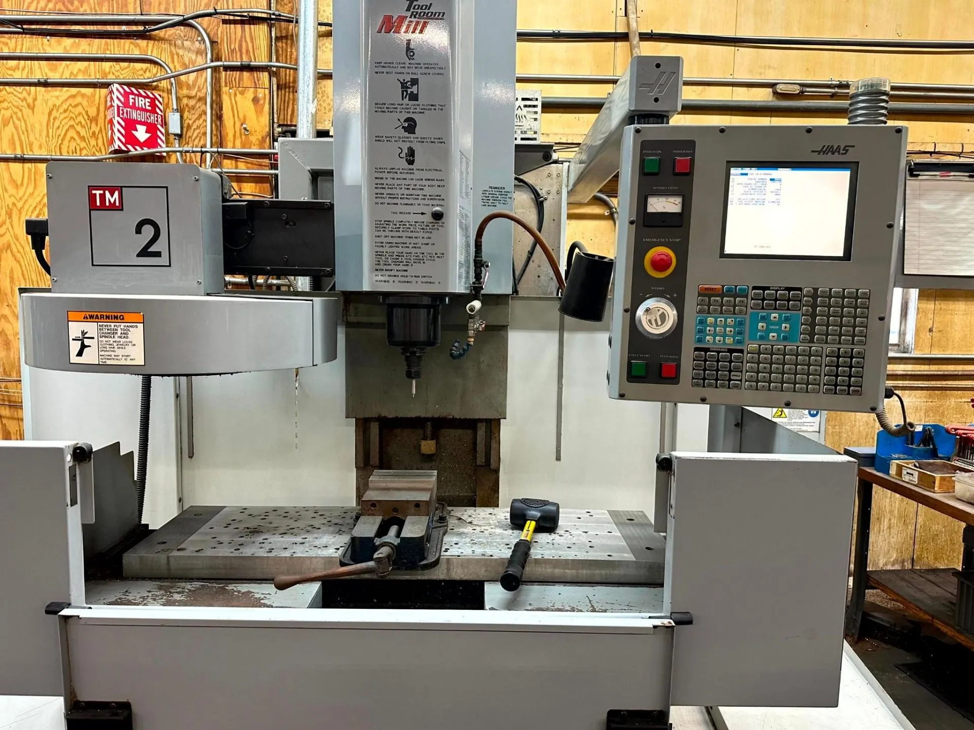 고속 스핀들과 ATC(자동 공구 교환 장치)가 장착된 수직형 탭핑 센터의 내부 가공 챔버 전경