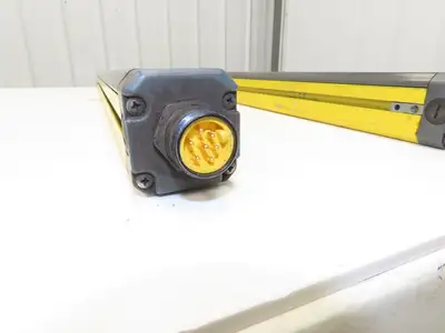 Leuze Safety Light Curtain Transmitter Receiver Set 1050mm - for Parts or Repair
